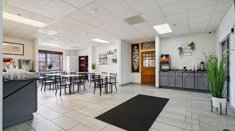 Econo Lodge Inn & Suite Waterloo Restaurant