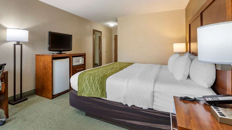 <b>Comfort Inn Muscatine Room</b>. Images powered by <a href="https://iceportal.shijigroup.com/" title="IcePortal" target="_blank">IcePortal</a>.