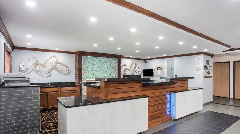 <b>Quality Inn South Lobby</b>. Images powered by <a href="https://iceportal.shijigroup.com/" title="IcePortal" target="_blank">IcePortal</a>.