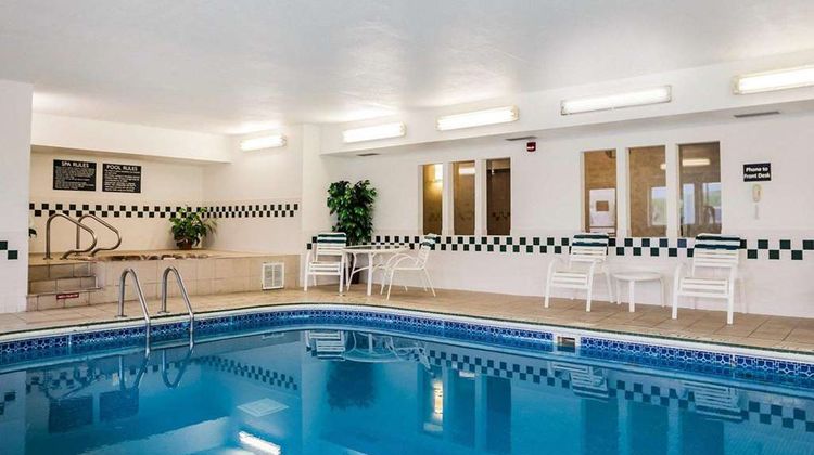Quality Inn & Suites Pool