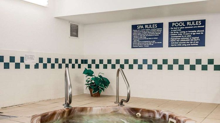 Quality Inn & Suites Pool