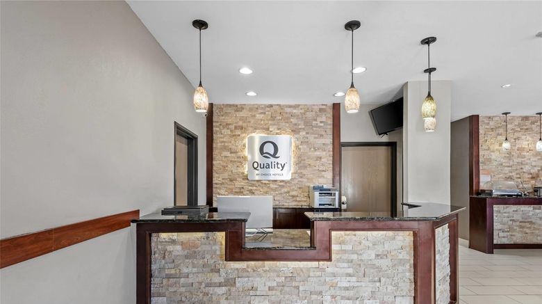 <b>Quality Inn & Suites Lobby</b>. Images powered by <a href="https://iceportal.shijigroup.com/" title="IcePortal" target="_blank">IcePortal</a>.