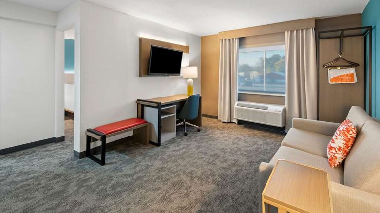 <b>Comfort Inn & Suites Suite</b>. Images powered by <a href="https://iceportal.shijigroup.com/" title="IcePortal" target="_blank">IcePortal</a>.