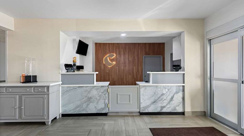 <b>Comfort Inn & Suites Lobby</b>. Images powered by <a href="https://iceportal.shijigroup.com/" title="IcePortal" target="_blank">IcePortal</a>.