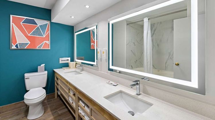 Comfort Inn & Suites Room