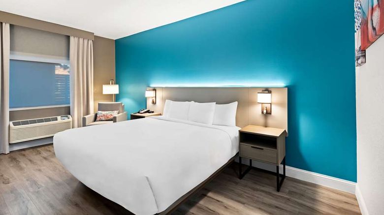 <b>Comfort Inn & Suites Room</b>. Images powered by <a href="https://iceportal.shijigroup.com/" title="IcePortal" target="_blank">IcePortal</a>.