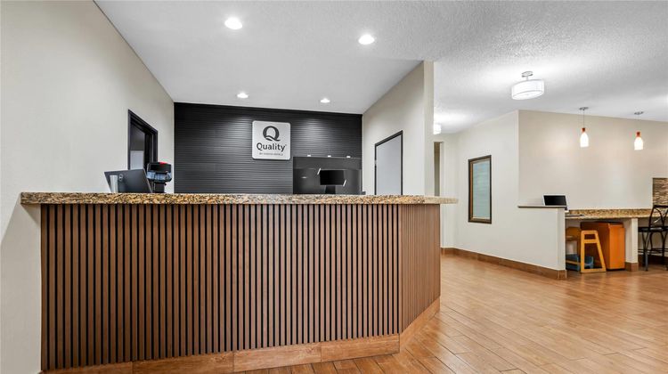 Quality Inn Dubuque Lobby