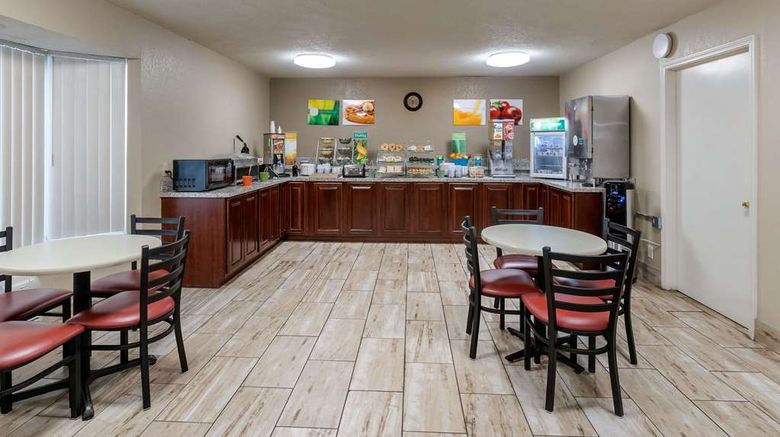 <b>Quality Inn & Suites Restaurant</b>. Images powered by <a href="https://iceportal.shijigroup.com/" title="IcePortal" target="_blank">IcePortal</a>.