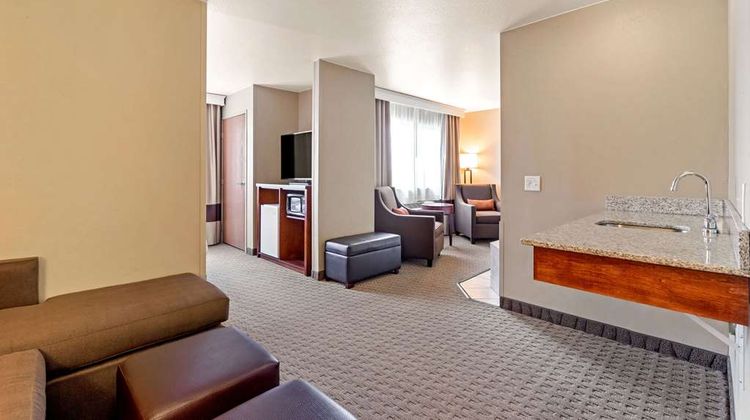 Comfort Suites Suite