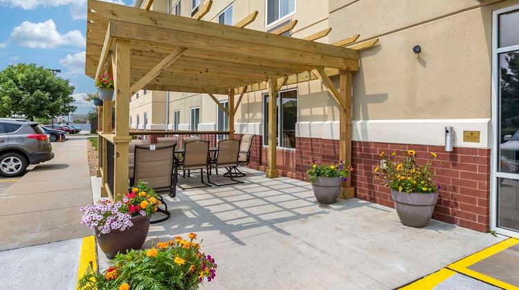 Comfort Suites Exterior