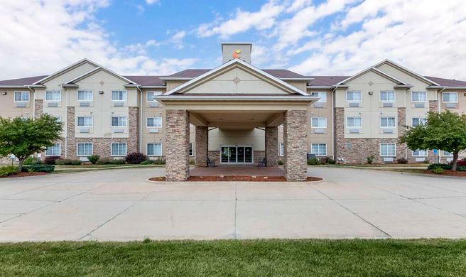 Comfort Suites Cedar Falls Exterior
