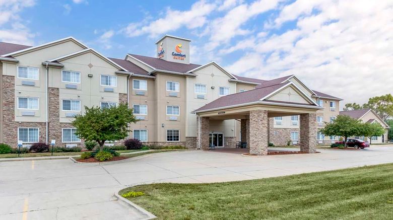<b>Comfort Suites Cedar Falls Exterior</b>. Images powered by <a href="https://iceportal.shijigroup.com/" title="IcePortal" target="_blank">IcePortal</a>.