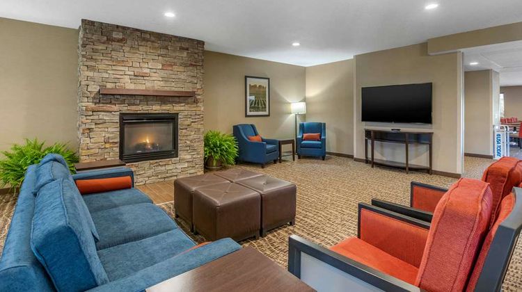 Comfort Suites Cedar Falls Lobby