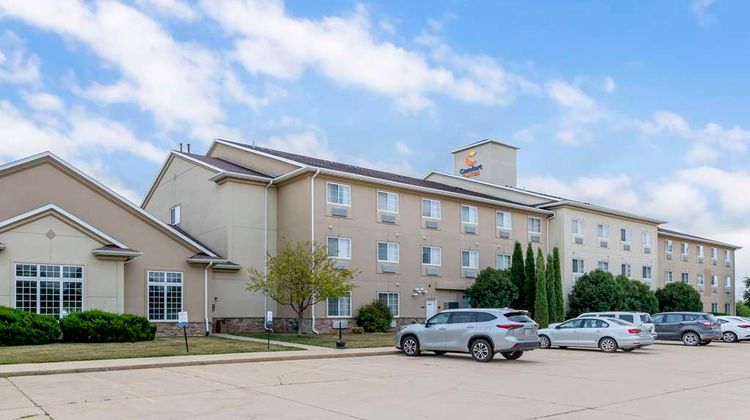 Comfort Suites Cedar Falls Exterior