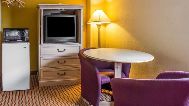 Econo Lodge Inn and Suites Walnut Room