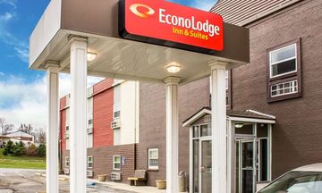 Econo Lodge Inn and Suites Walnut