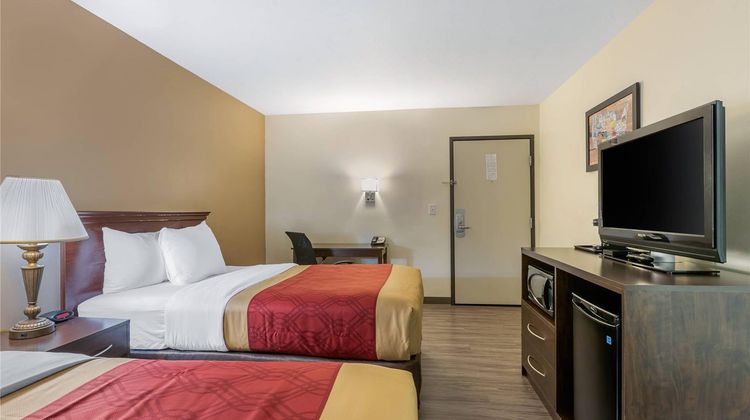 Econo Lodge Inn & Suites Room