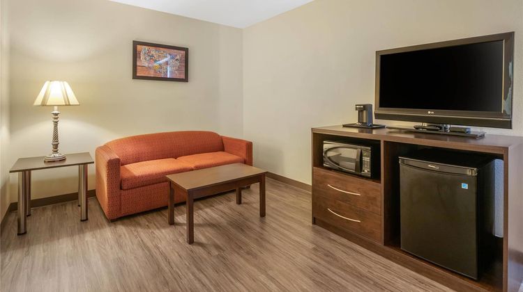 Econo Lodge Inn & Suites Suite