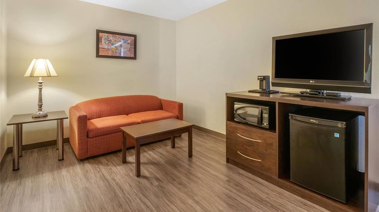 <b>Econo Lodge Inn & Suites Suite</b>. Images powered by <a href="https://iceportal.shijigroup.com/" title="IcePortal" target="_blank">IcePortal</a>.