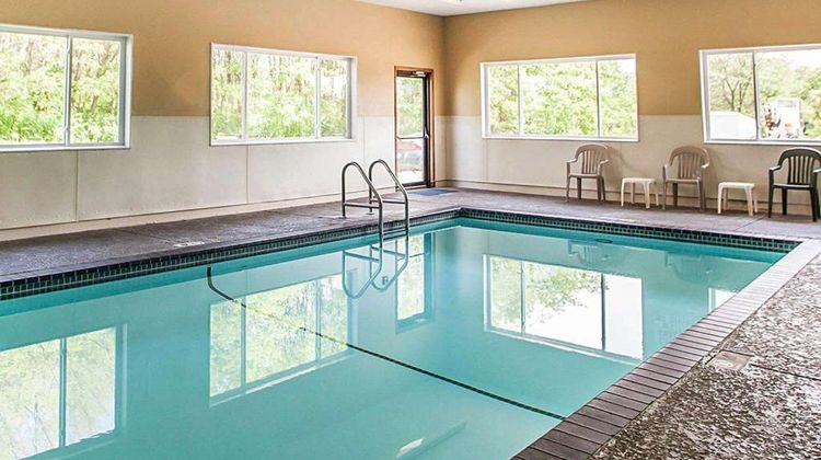 Quality Inn and Suites Pool