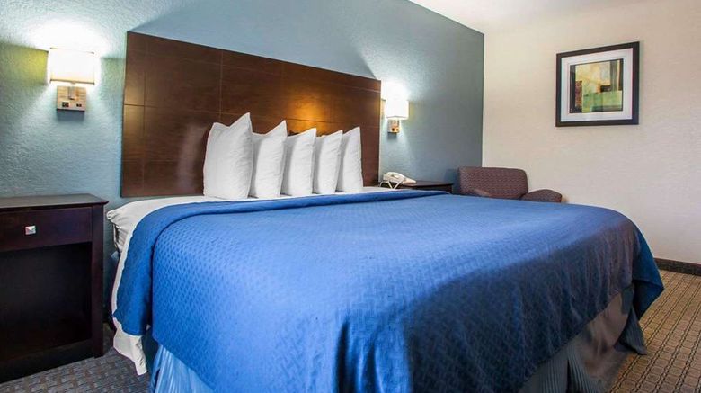 <b>Quality Inn & Suites Room</b>. Images powered by <a href="https://iceportal.shijigroup.com/" title="IcePortal" target="_blank">IcePortal</a>.