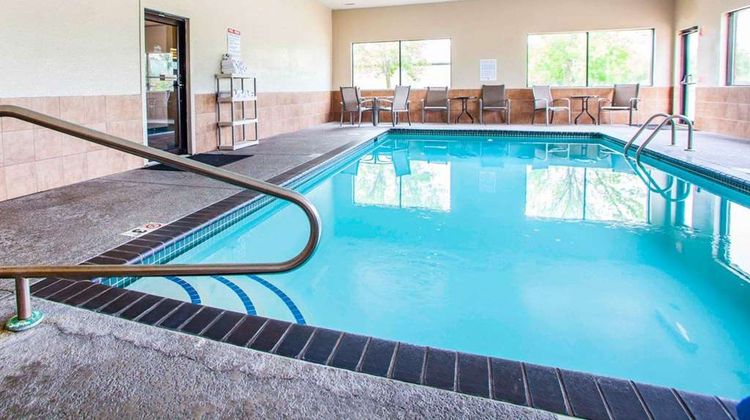 Quality Inn & Suites Pool