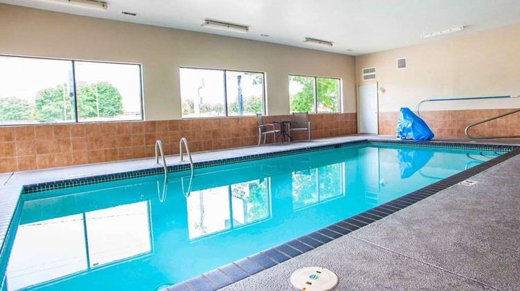 Quality Inn & Suites Pool