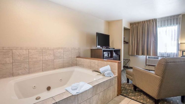 Quality Inn & Suites - Decorah Suite
