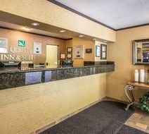 Quality Inn & Suites - Decorah Lobby