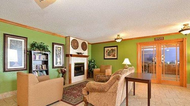 Quality Inn & Suites Grinnell Lobby