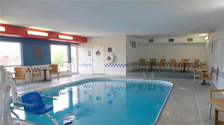 <b>Comfort Inn & Suites Pool</b>. Images powered by <a href="https://iceportal.shijigroup.com/" title="IcePortal" target="_blank">IcePortal</a>.