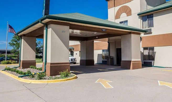 Quality Inn & Suites, Altoona Exterior