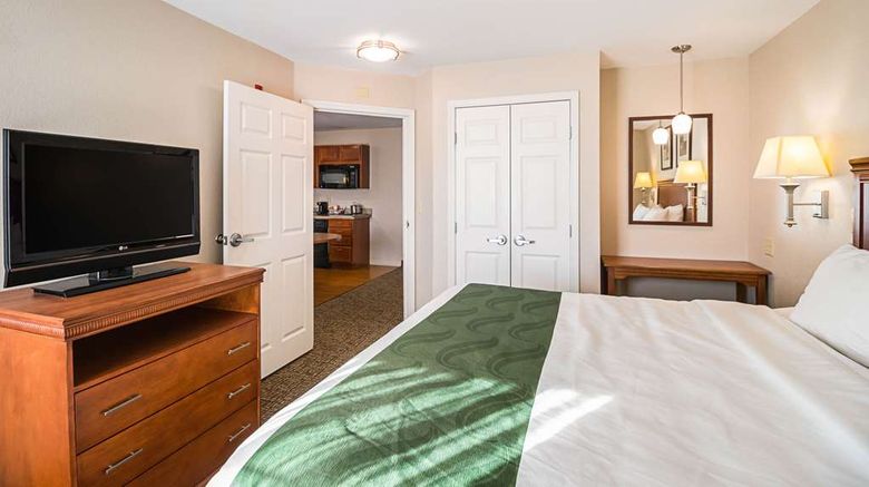 <b>Suburban Studios Room</b>. Images powered by <a href="https://iceportal.shijigroup.com/" title="IcePortal" target="_blank">IcePortal</a>.