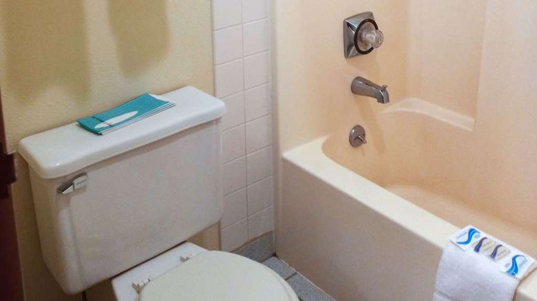 <b>Econo Lodge Maquoketa Room</b>. Images powered by <a href="https://iceportal.shijigroup.com/" title="IcePortal" target="_blank">IcePortal</a>.
