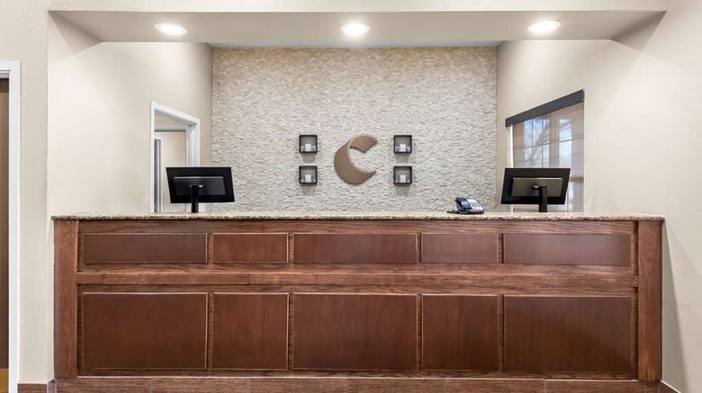 <b>Comfort Inn & Suites Lobby</b>. Images powered by <a href="https://iceportal.shijigroup.com/" title="IcePortal" target="_blank">IcePortal</a>.