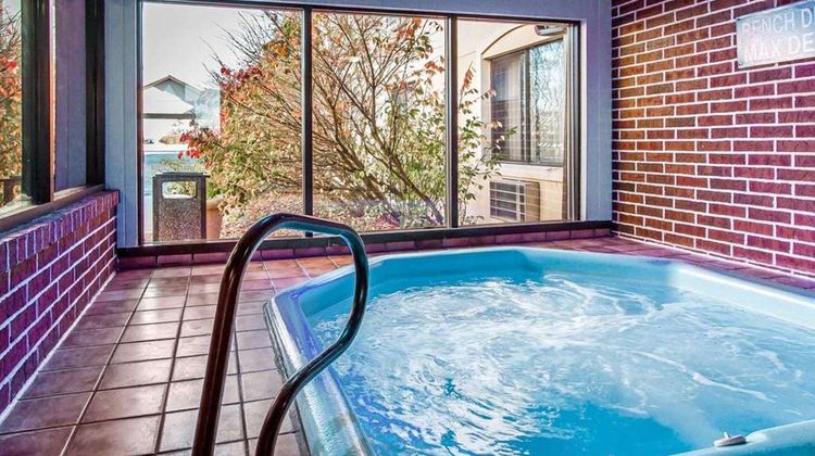 Quality Inn & Suites Pool