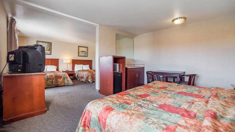 Rodeway Inn and Suites Nampa Room