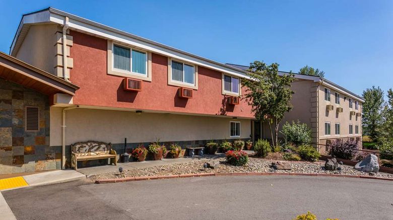 <b>Quality Inn & Suites Exterior</b>. Images powered by <a href="https://iceportal.shijigroup.com/" title="IcePortal" target="_blank">IcePortal</a>.