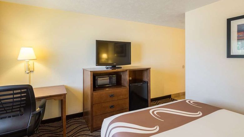 <b>Quality Inn & Suites Room</b>. Images powered by <a href="https://iceportal.shijigroup.com/" title="IcePortal" target="_blank">IcePortal</a>.