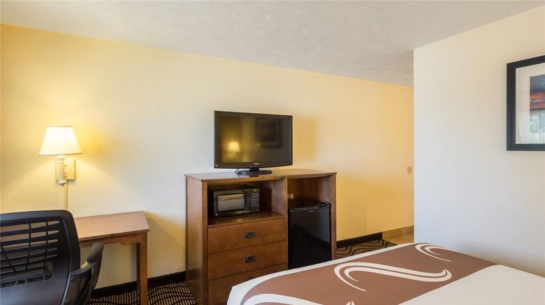 <b>Quality Inn & Suites Room</b>. Images powered by <a href="https://iceportal.shijigroup.com/" title="IcePortal" target="_blank">IcePortal</a>.