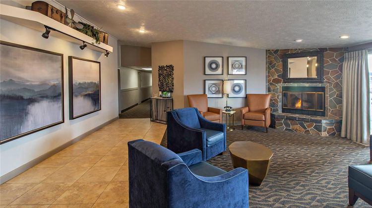Quality Inn & Suites Lobby