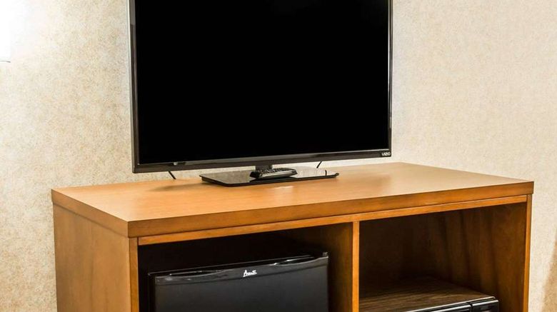 <b>Quality Inn Room</b>. Images powered by <a href="https://iceportal.shijigroup.com/" title="IcePortal" target="_blank">IcePortal</a>.