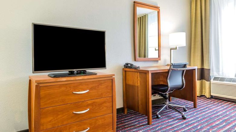 <b>Comfort Inn Suite</b>. Images powered by <a href="https://iceportal.shijigroup.com/" title="IcePortal" target="_blank">IcePortal</a>.