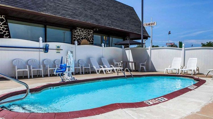 Quality Inn Arcola Pool