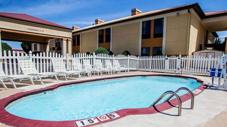 Quality Inn Arcola Pool