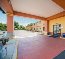 Quality Inn Exterior