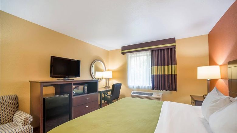 <b>Quality Inn Room</b>. Images powered by <a href="https://iceportal.shijigroup.com/" title="IcePortal" target="_blank">IcePortal</a>.