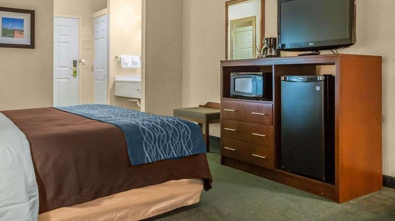 <b>Quality Inn & Suites Room</b>. Images powered by <a href="https://iceportal.shijigroup.com/" title="IcePortal" target="_blank">IcePortal</a>.