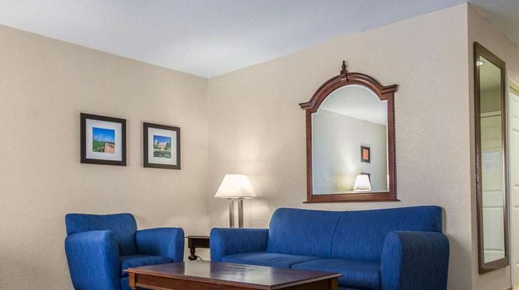 Quality Inn & Suites Suite