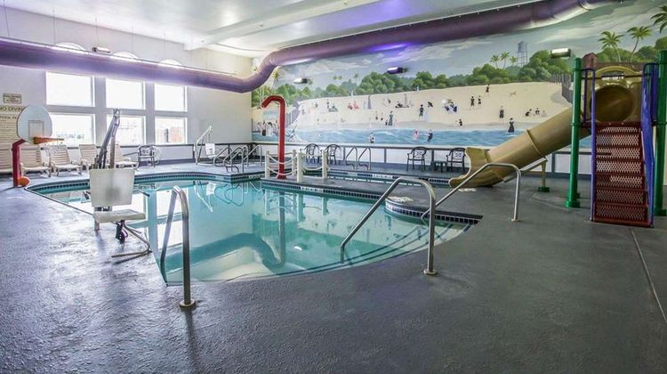 Quality Inn & Suites Pool